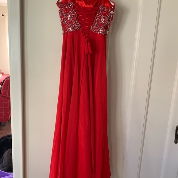 Beautiful Red Prom dress ! - Picture 4 of 6